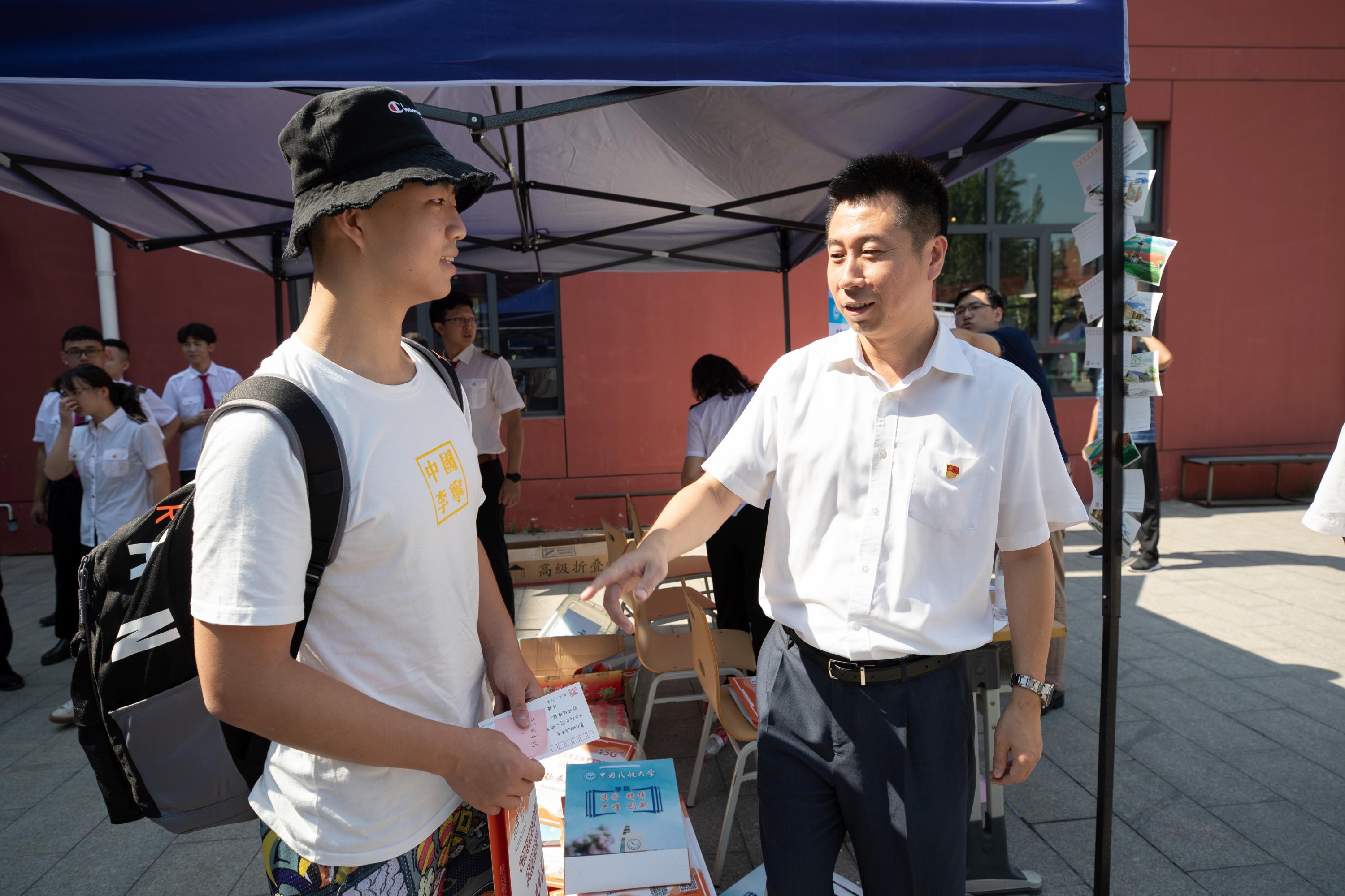 新生村新任领导，引领村庄走向繁荣进步的先锋典范